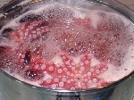 タコを茹でる